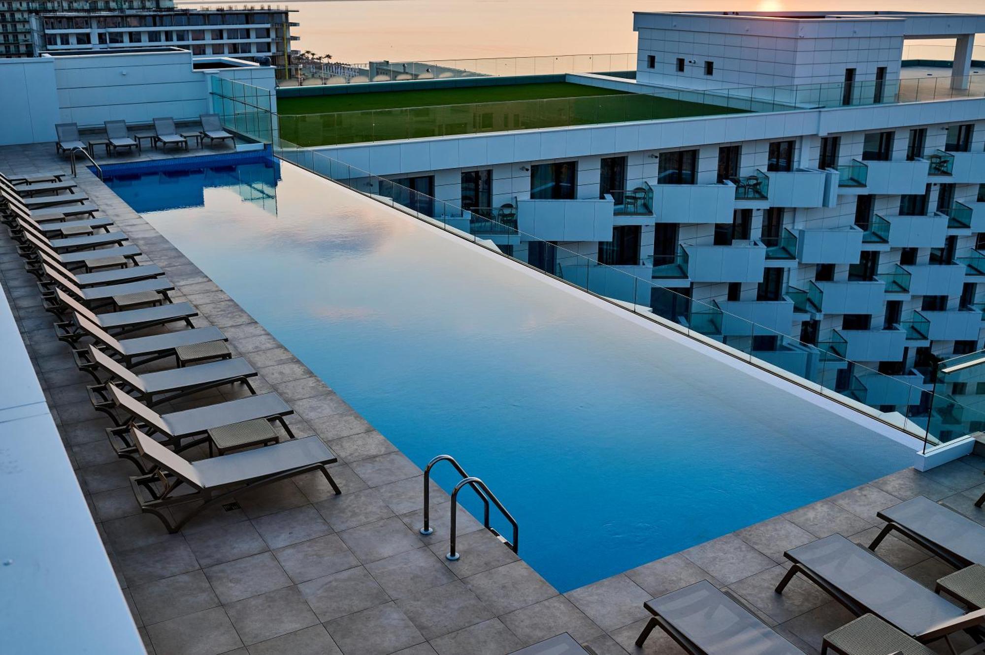 Crystal Beach - Infinity Pool & Spa Resort Năvodari Buitenkant foto