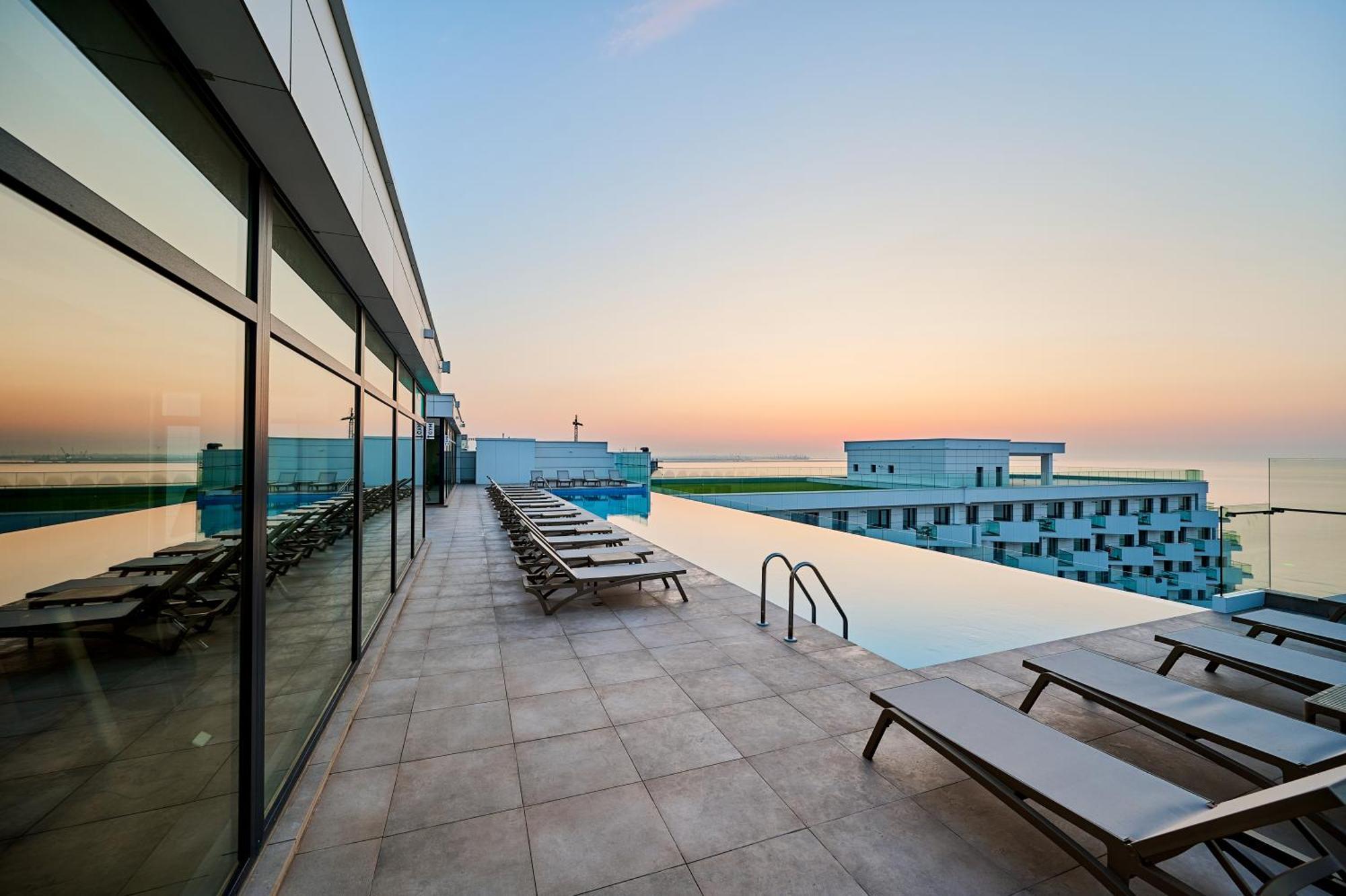 Crystal Beach - Infinity Pool & Spa Resort Năvodari Buitenkant foto
