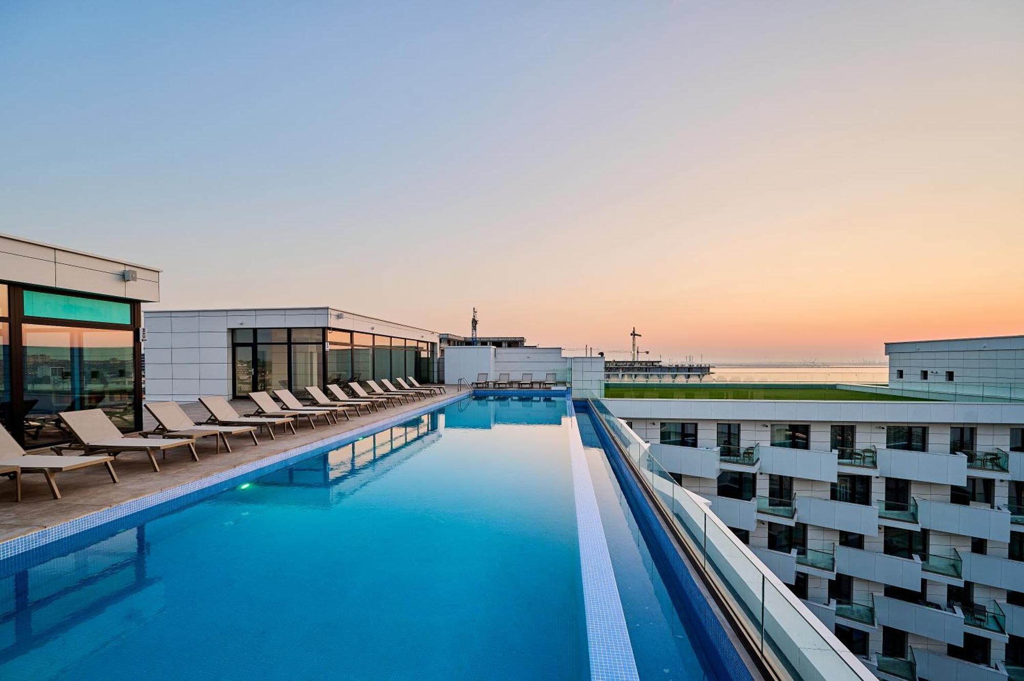 Crystal Beach - Infinity Pool & Spa Resort Năvodari Buitenkant foto