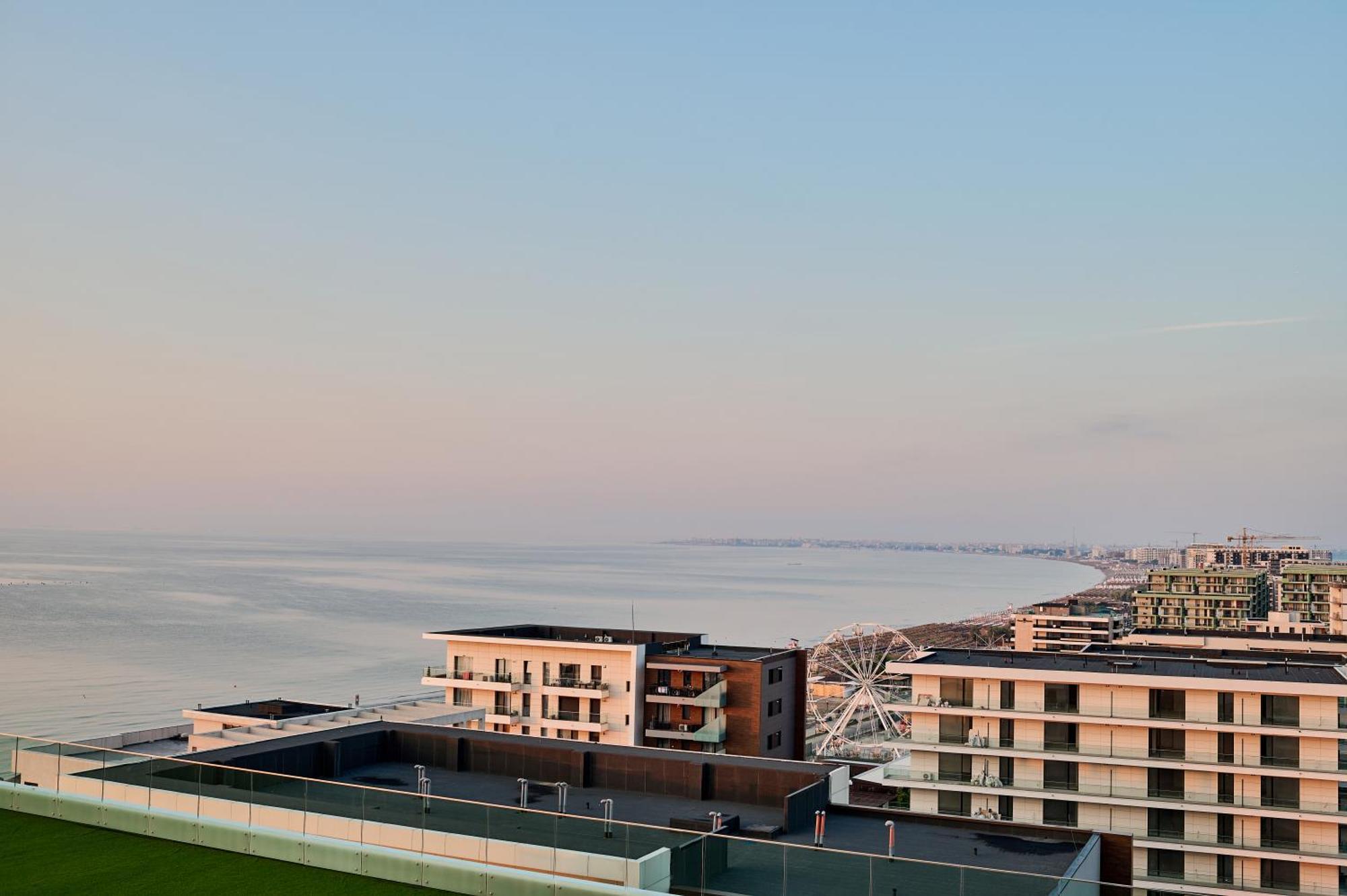 Crystal Beach - Infinity Pool & Spa Resort Năvodari Buitenkant foto