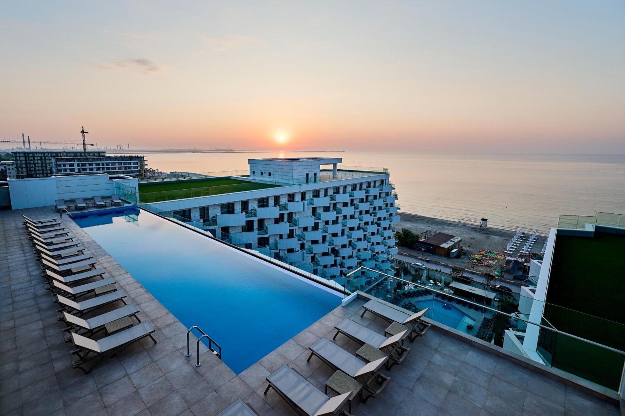 Crystal Beach - Infinity Pool & Spa Resort Năvodari Buitenkant foto