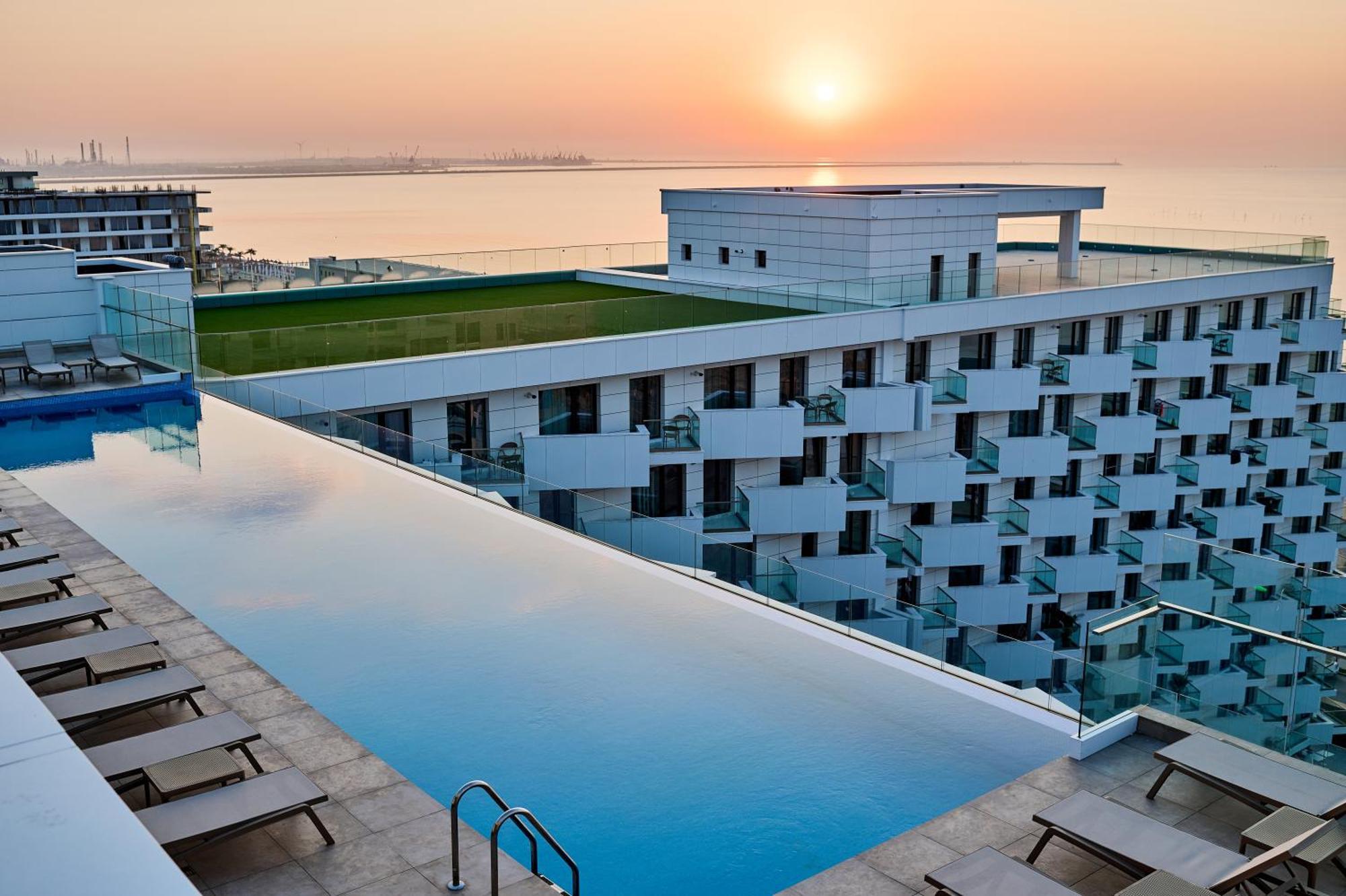 Crystal Beach - Infinity Pool & Spa Resort Năvodari Buitenkant foto
