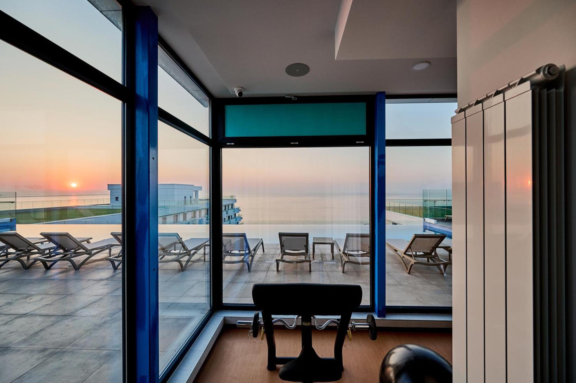 Crystal Beach - Infinity Pool & Spa Resort Năvodari Buitenkant foto