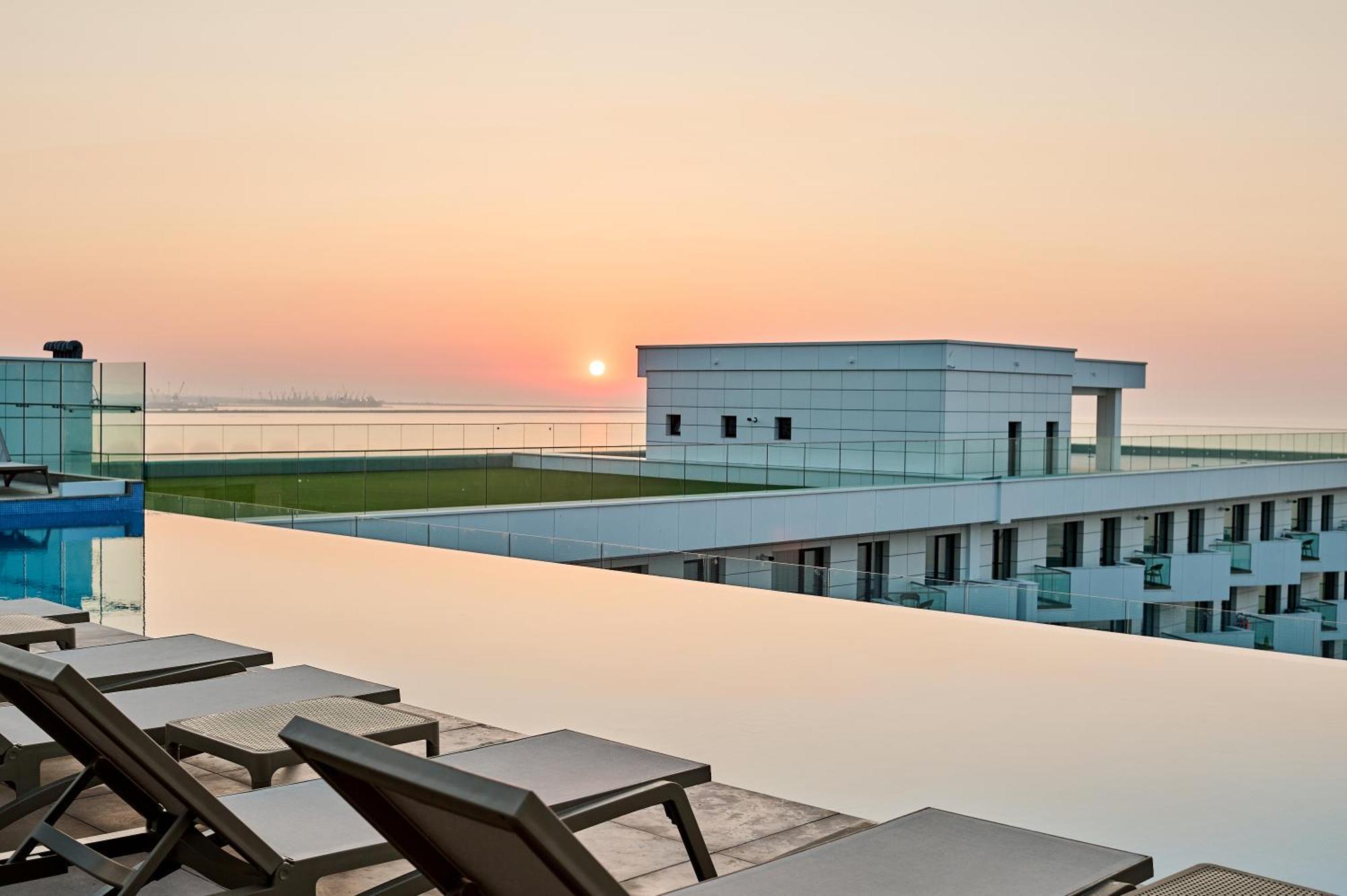 Crystal Beach - Infinity Pool & Spa Resort Năvodari Buitenkant foto