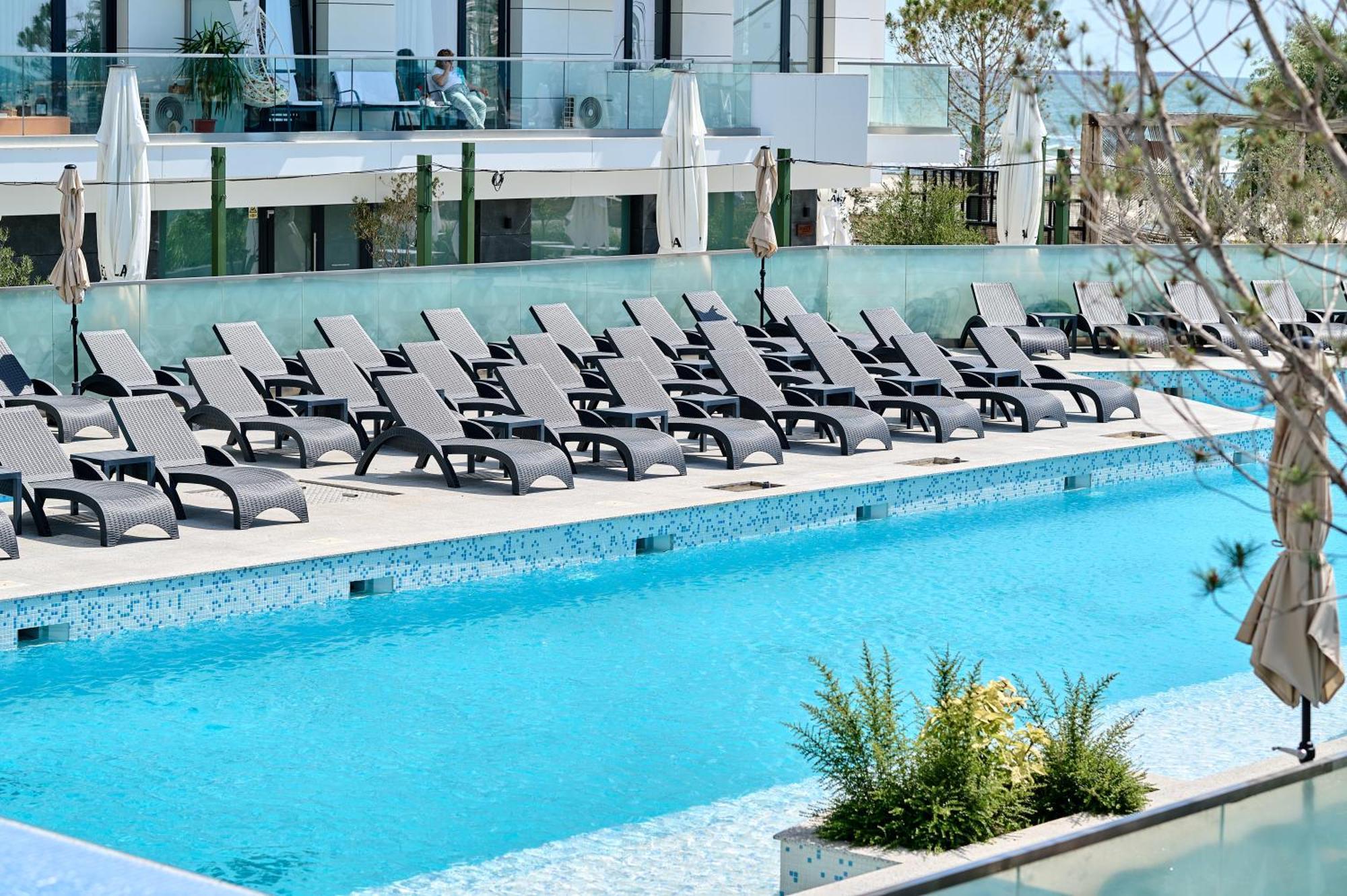 Crystal Beach - Infinity Pool & Spa Resort Năvodari Buitenkant foto
